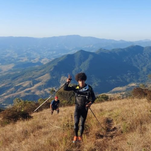 Participantes da CS correndo pelas montanhas da Serra Fina